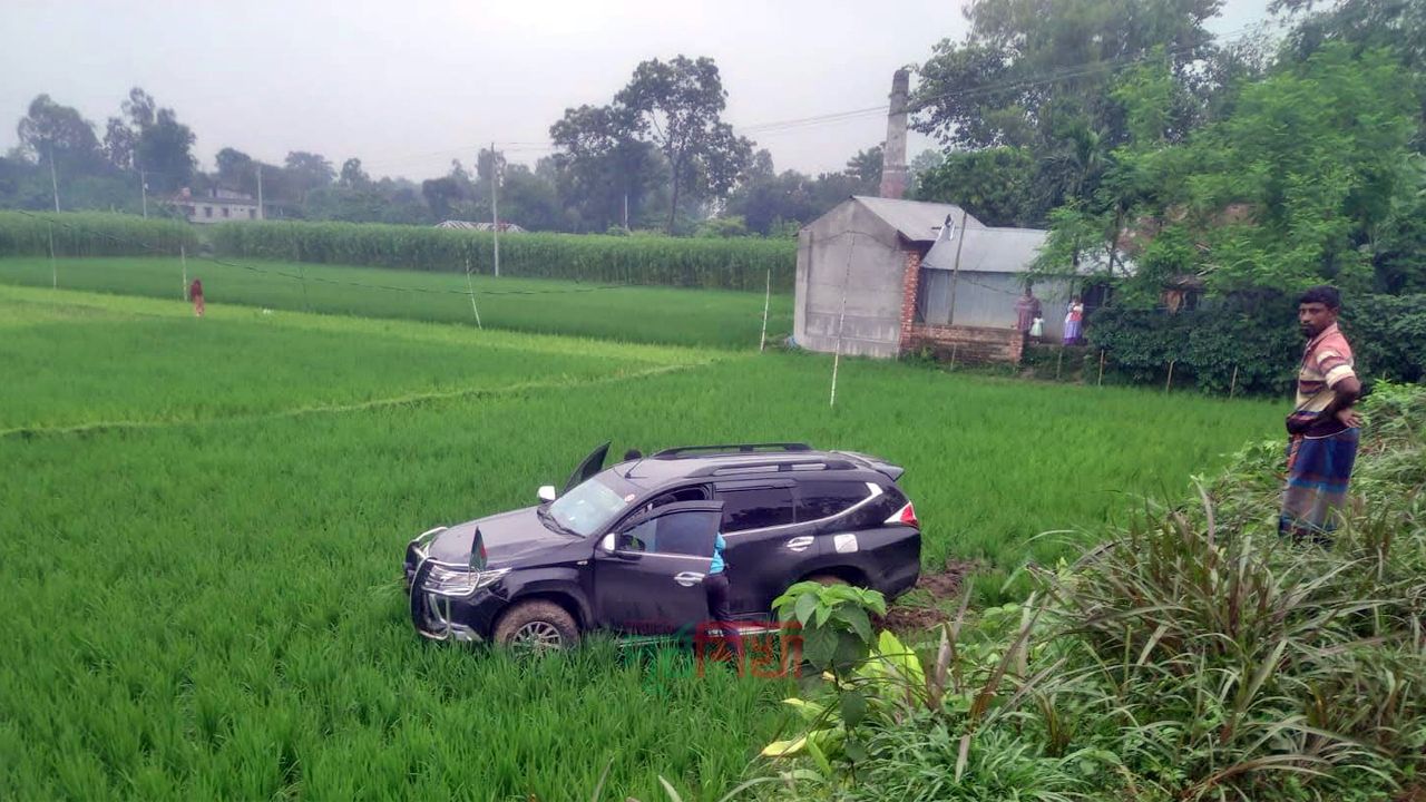 ধানক্ষেতে পড়ে থাকা প্রতিমন্ত্রীর দুর্ঘটনাকবলিত গাড়ি